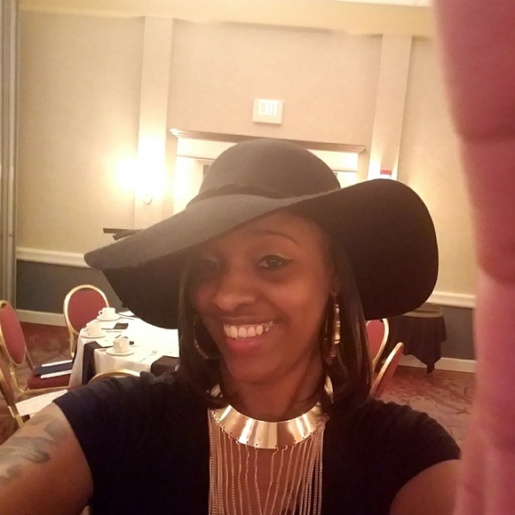 Profile Picture of Yasenia Reed (@senia0628) on Poshmark