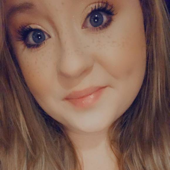 Profile Picture of Taylor Hallick (@taylor_ashtin) on Poshmark