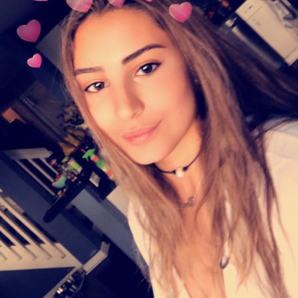 Profile Picture of Daniela Cueter (@dcueter) on Poshmark