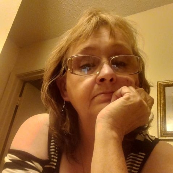 Profile Picture of Julie Hicks (@juliehicks406) on Poshmark