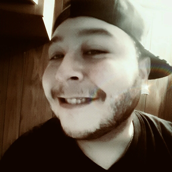 Profile Picture of Andrew Salazar (@ndrw_brggs) on Poshmark