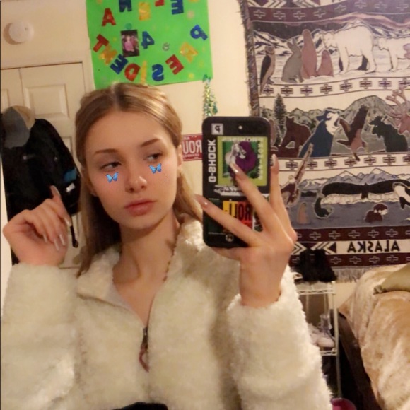 Profile Picture of Selena Sharp (@sms4) on Poshmark