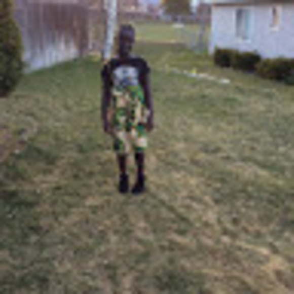 Profile Picture of Mani Lee (@sarahayuen12345) on Poshmark