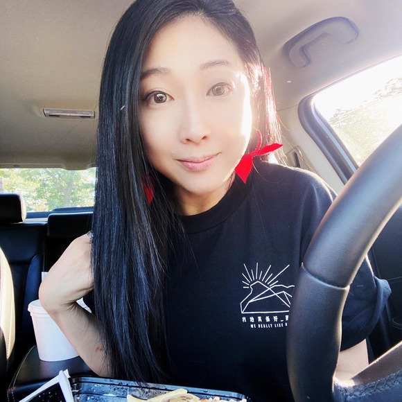 Profile Picture of Fionayellow Wong (@fionayellowwong) on Poshmark