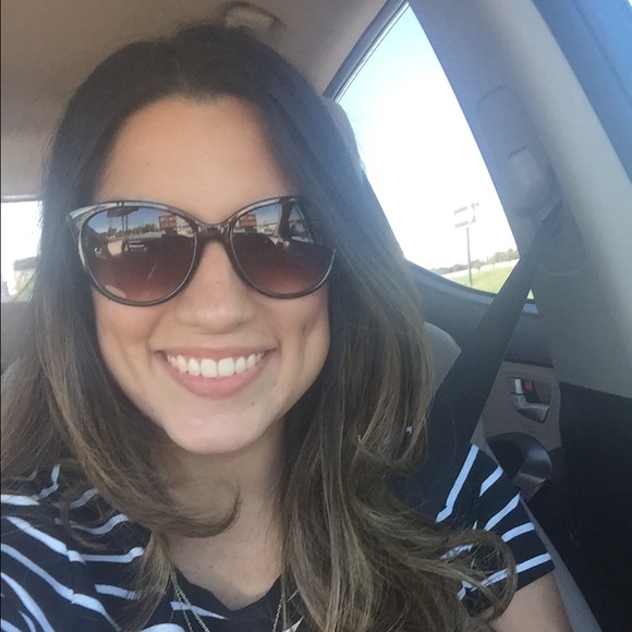 Profile Picture of Alicia Lara (@aliciamlara) on Poshmark