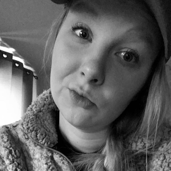 Profile Picture of Justine Faylor (@jfayyy) on Poshmark