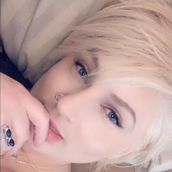 Profile Picture of Felicia Ferretti (@feeferretti) on Poshmark