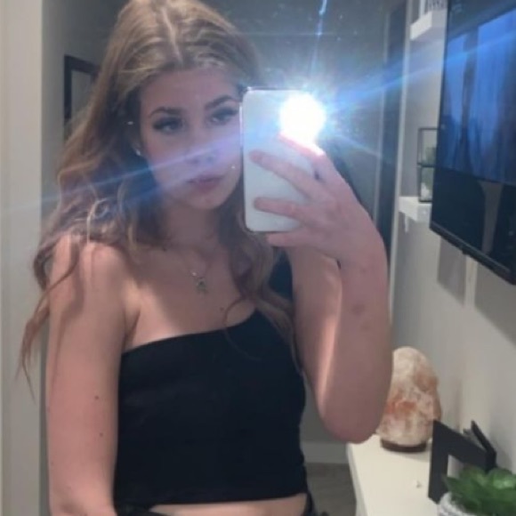 Profile Picture of Sarah Weitz (@sarahryanne12) on Poshmark