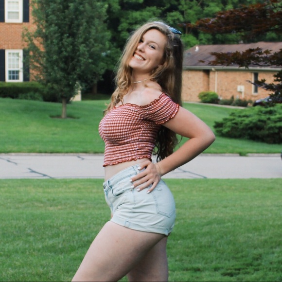 Profile Picture of Sarah Spatz (@sarahspatz) on Poshmark
