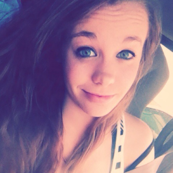 Profile Picture of Cheyenna Veltrie (@cheyennajoy) on Poshmark