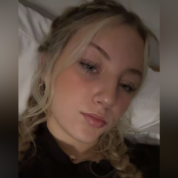 Profile Picture of Gabrielle Strozzi (@g_strozzi) on Poshmark