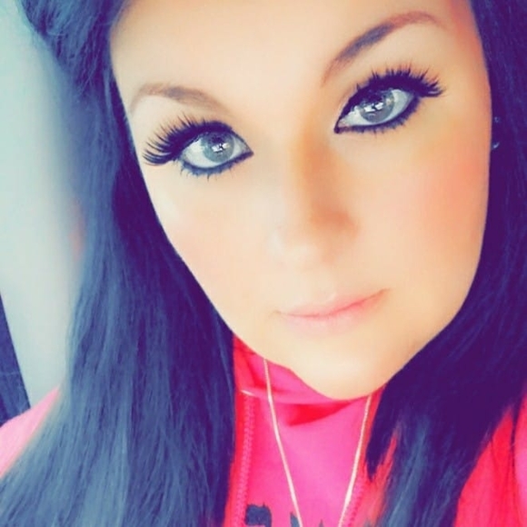 Profile Picture of Kevin Kara brownell (@karahmridge) on Poshmark