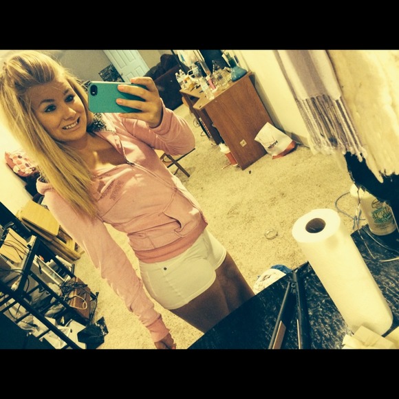 Profile Picture of Michelle Blarek (@michelleblarek) on Poshmark