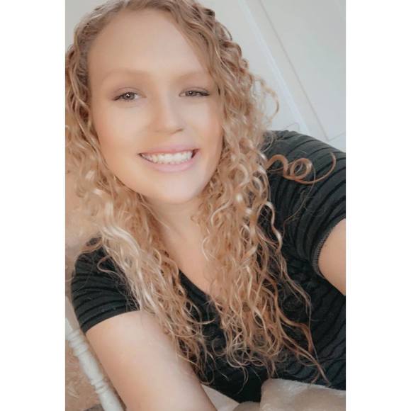 Profile Photo of Erin Stephens (@curlyswirley) on Poshmark