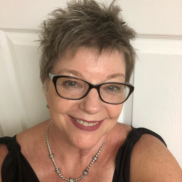 Profile Picture of Dorise Steele (@steeled993) on Poshmark