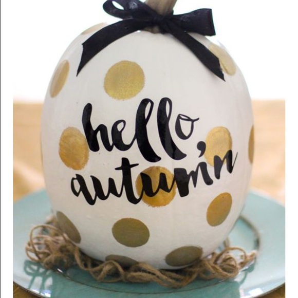 Profile Picture of Courtney Vanore (@courtvanore) on Poshmark