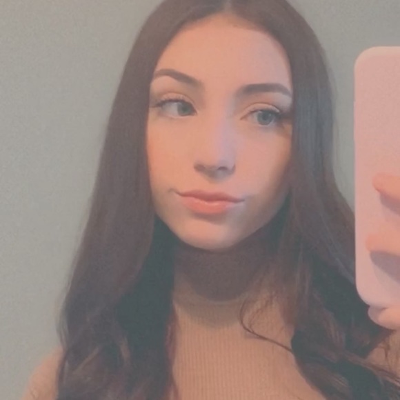 Profile Picture of Crystal Ojeda (@crystallilianao) on Poshmark