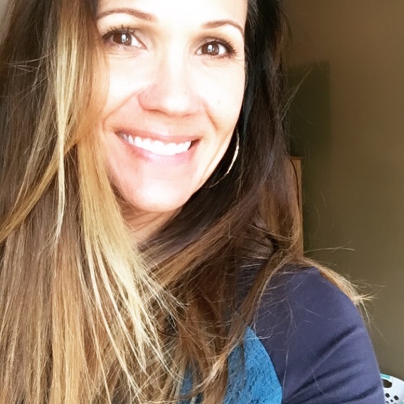 Profile Picture of Nicole Diliddo (@nicdil) on Poshmark