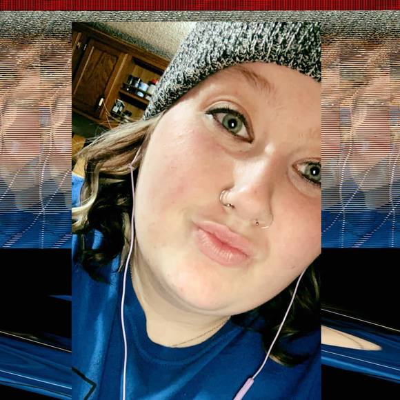 Profile Picture of Desi Dyer (@desi_dyer) on Poshmark