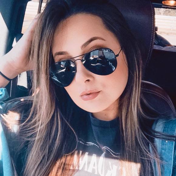 Profile Picture of Jennifer Kanas (@jennkanas) on Poshmark