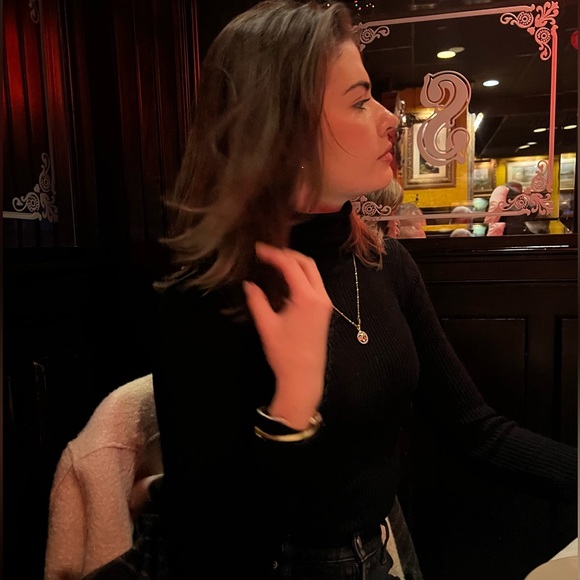 Profile Picture of Amira Deljanin (@amiradeljanin) on Poshmark