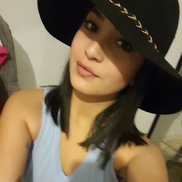 Profile Picture of Vanessa Rosas (@nessalion) on Poshmark