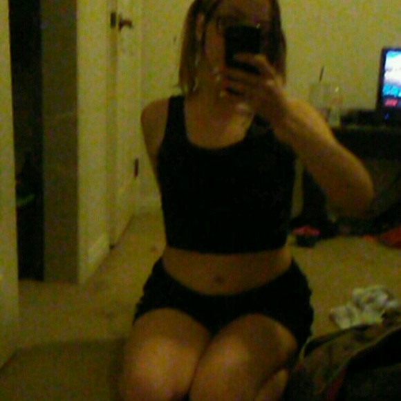 Profile Picture of Julia Queen (@juliaqueen94) on Poshmark