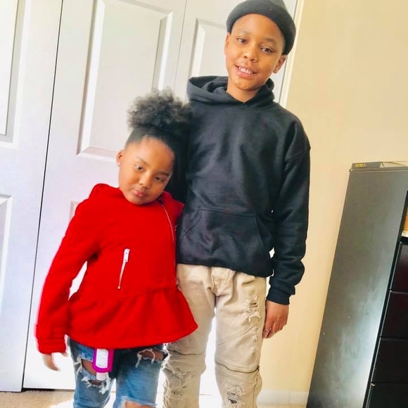 Rho Rho - Poshmark Profile Picture of Rho Rho (@rho_r) on Poshmark