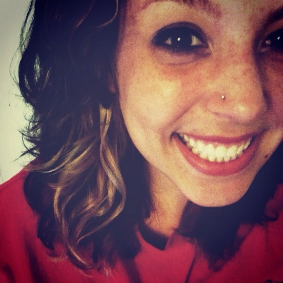 Profile Picture of Allison Olivieri (@allisonreneexo) on Poshmark