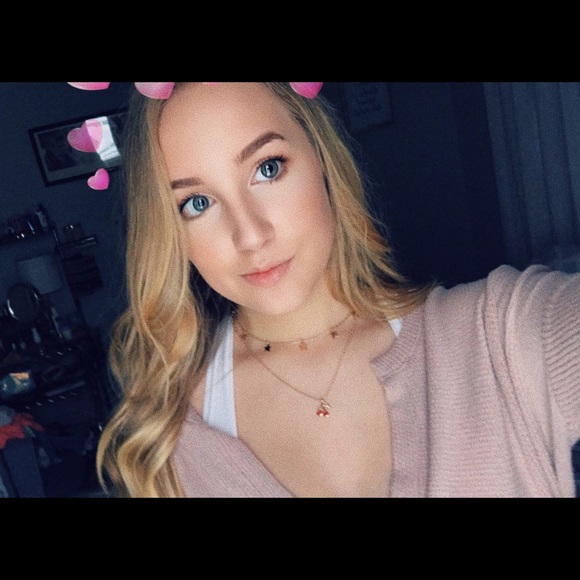 Profile Picture of Hannah Emmite (@h2nnahrose) on Poshmark