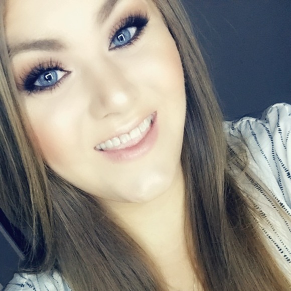 Profile Picture of Melissa Andersen (@melrae831) on Poshmark