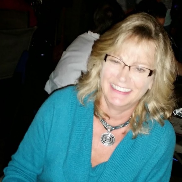 Profile Picture of Debbie Alexander (@debalexander27) on Poshmark