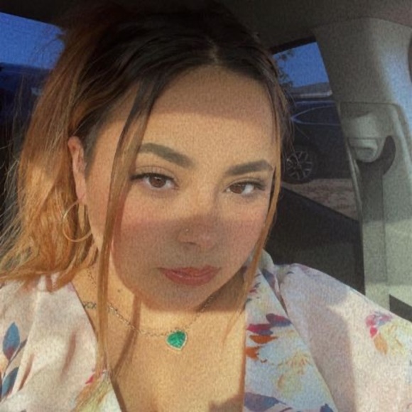 Profile Picture of Maya Ildefonzo (@mayaildefonzo) on Poshmark