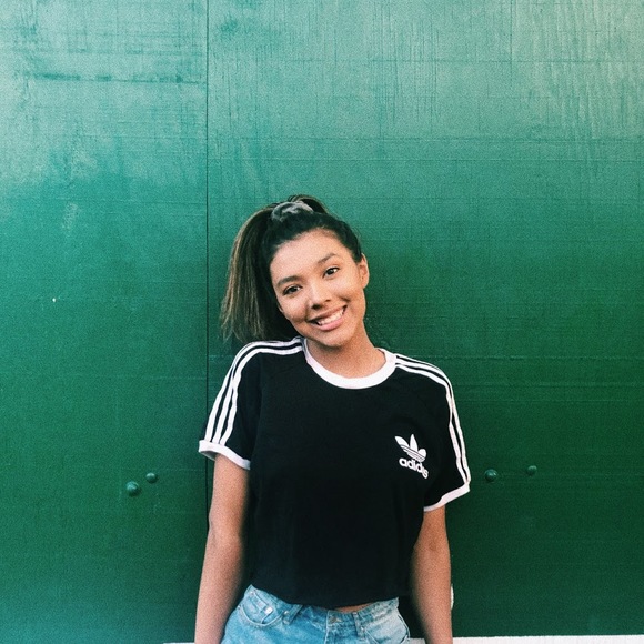 Profile Picture of Mia Thode (@miaathode) on Poshmark