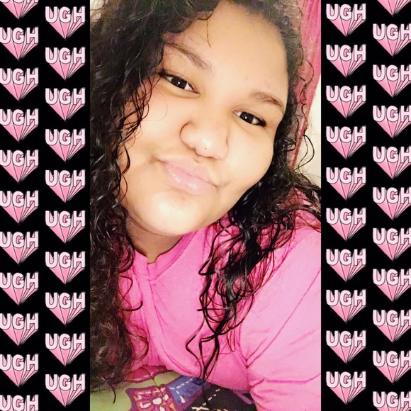 Profile Picture of Daffy Leal (@daffyleal) on Poshmark