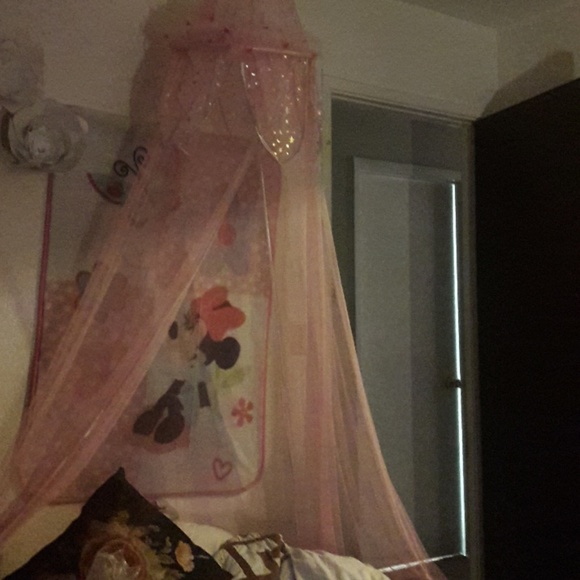 Profile Picture of Viki Leney (@vzamora5099) on Poshmark