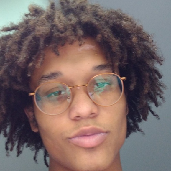 Profile Picture of Nikoli Klumpp (@nikoliklumpp) on Poshmark