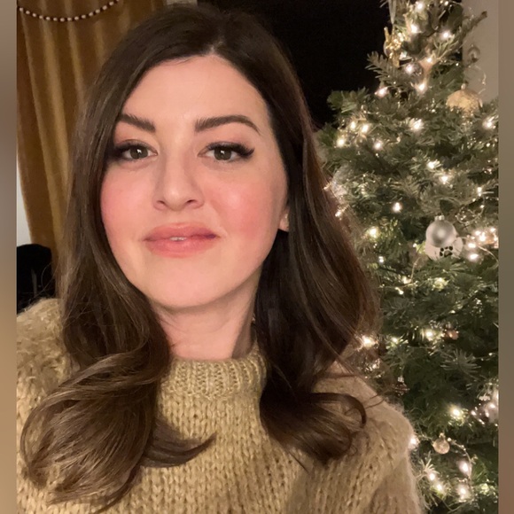 Profile Picture of Lisa Matthews (@wellhellolisa) on Poshmark