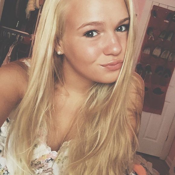 Profile Picture of Julia Maier (@julianm1999) on Poshmark