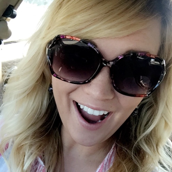 Profile Picture of Christie Schmith (@christieschmith) on Poshmark