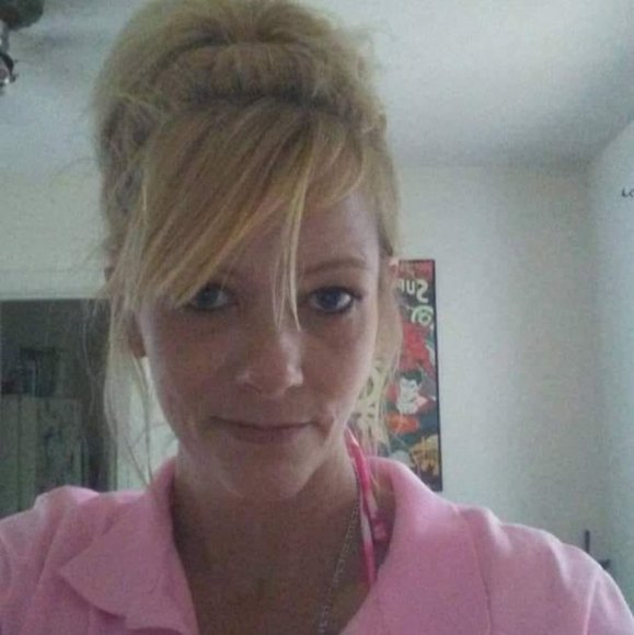 Profile Picture of Desi Applegarth (@desiapplegarth) on Poshmark