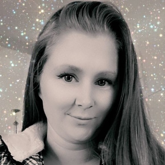 Profile Picture of Amanda Pridemore (@aajdw50401) on Poshmark