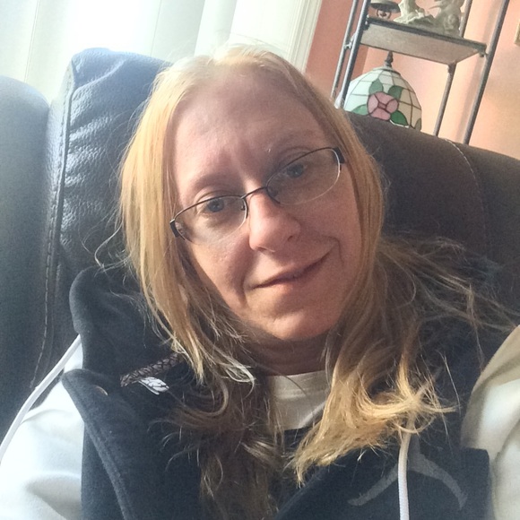 Profile Picture of Gloria Karko (@gloriakarko) on Poshmark