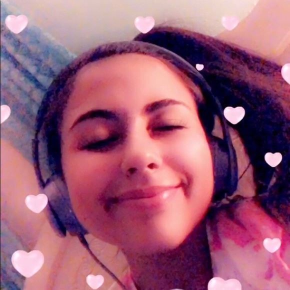 Profile Picture of Maya Perez (@mayap2125) on Poshmark