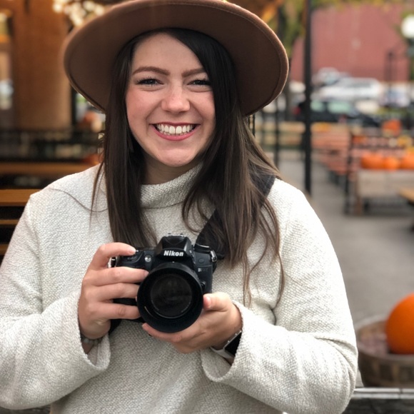 Profile Picture of Mikaela Martinez (@mikmartinez) on Poshmark