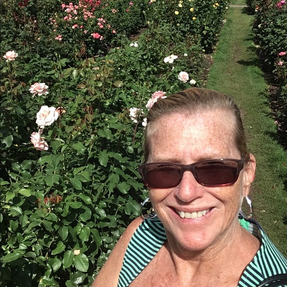 Profile Picture of Mel Beamer (@melodiebeamer) on Poshmark