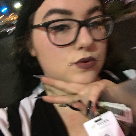 Profile Picture of Samantha Tolbert (@sammarie042) on Poshmark