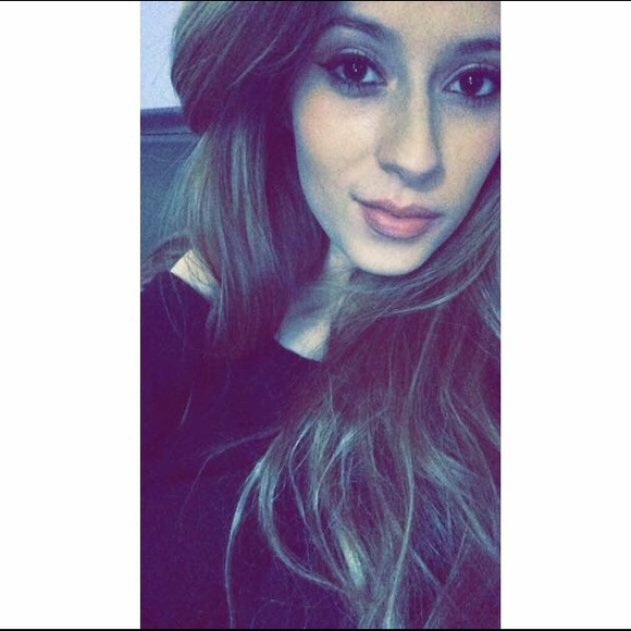 Profile Picture of Andrea Jimenez (@andreajmnz) on Poshmark