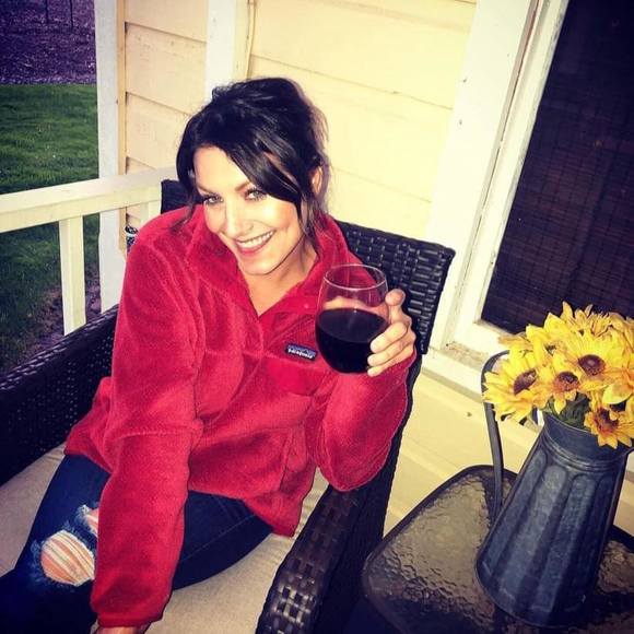 Profile Picture of Kara Bell-haskins (@karahaskins) on Poshmark