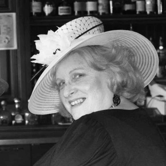 Profile Picture of Laurie Schneider (@lwischs) on Poshmark